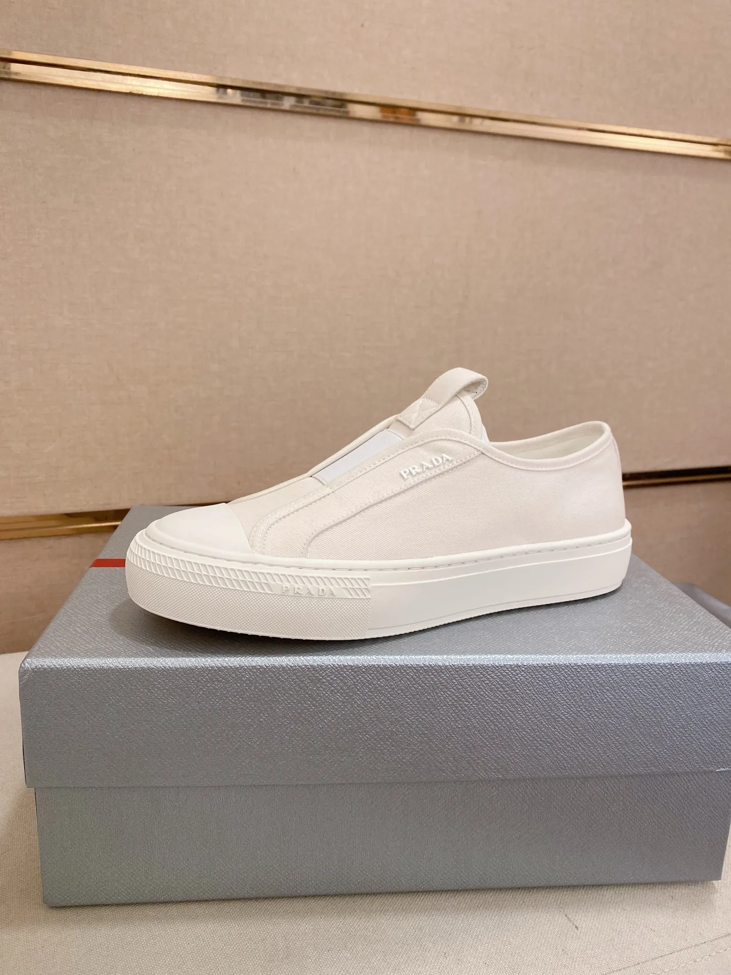 Factory price 580💰 ✔️✔️✔️High version High-quality new PRADA counters are on the market at the same time. The new men's shoes and 😘fabrics are selected from first-layer cowhide and are made by pure handicrafts. Lining: Full cowhide lining. 👍🏿 High-end ☄️ air-cushion molded anti-slip rubber outsole, exquisite lines, simple and elegant, comfortable and high-end for leisure travel. Code number: 38 to 44 (45 can be customized)